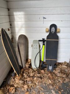skateboards in portiek