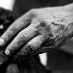close up in zwart wit van een gerimpelde hand