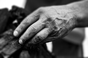 close up in zwart wit van een gerimpelde hand