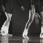 Close up van een aantal benen op een theatervloer