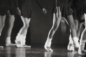 Close up van een aantal benen op een theatervloer